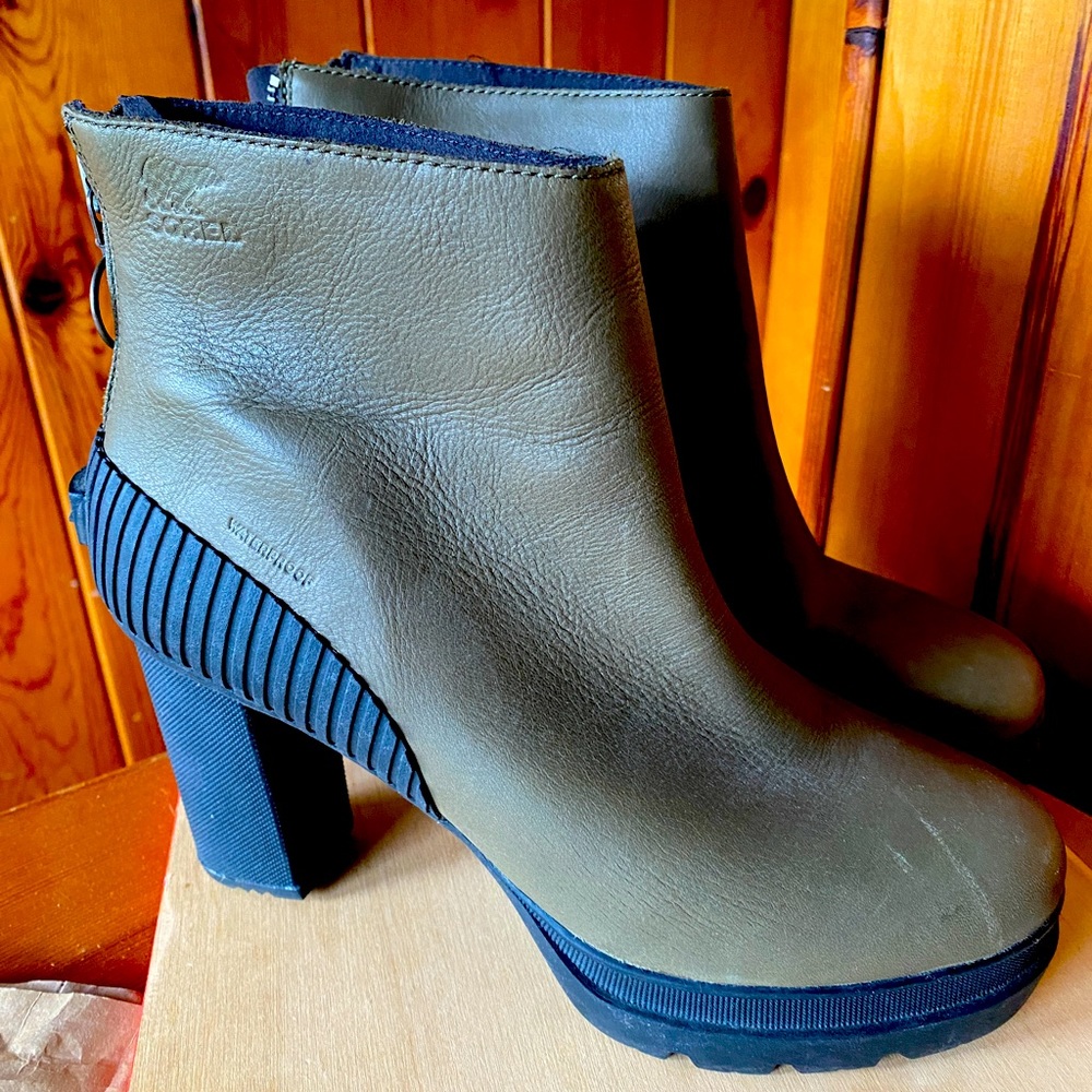 Sorel Leather Platform rain/snow boot. Sz 10